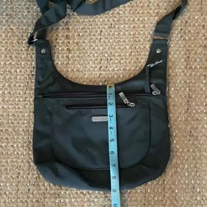 🌸🌸Dark Green BAGGALLINNI crossbody bag!